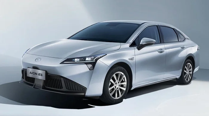 GAC AION ES eléctrico visto de tres cuartos.