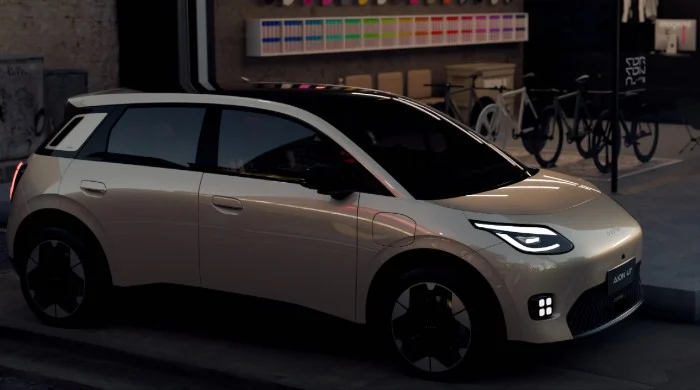 GAC AION UT eléctrico visto de tres cuartos.