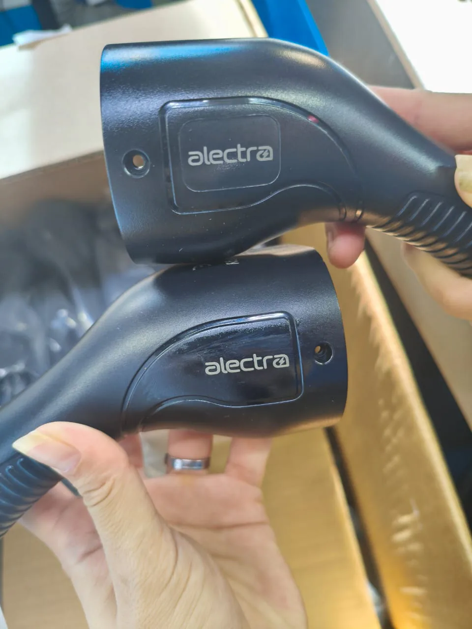 Conectores Alectra con marca visible antes de una instalación.