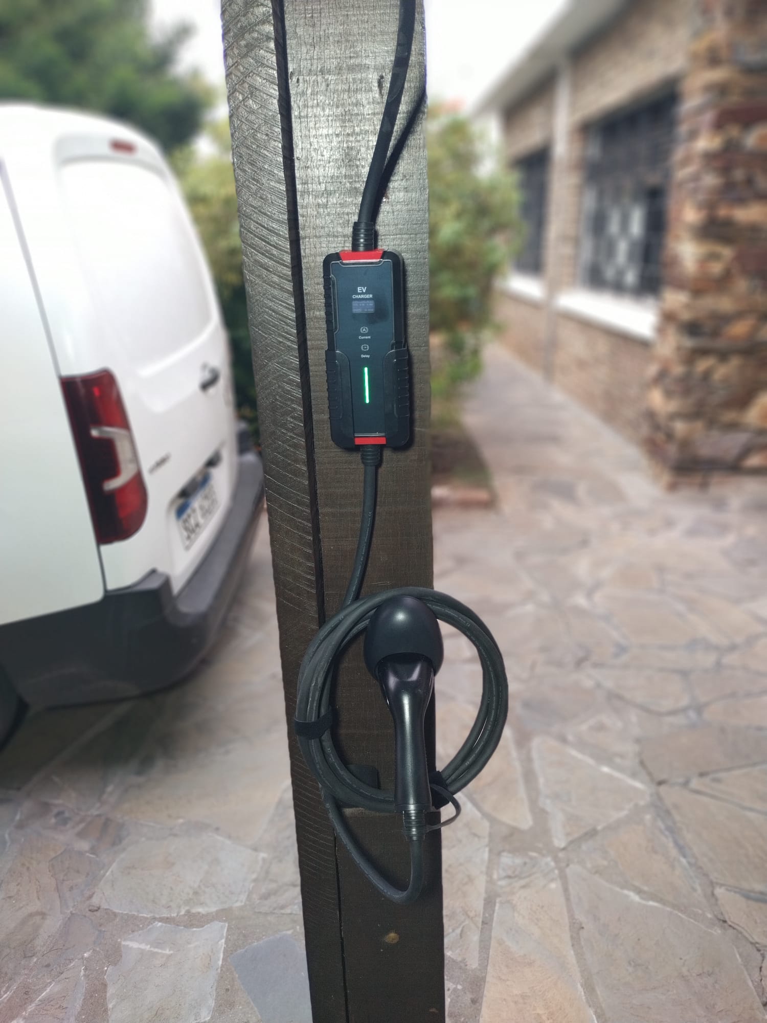 Instalación real de cargador Alectra listo para uso residencial.