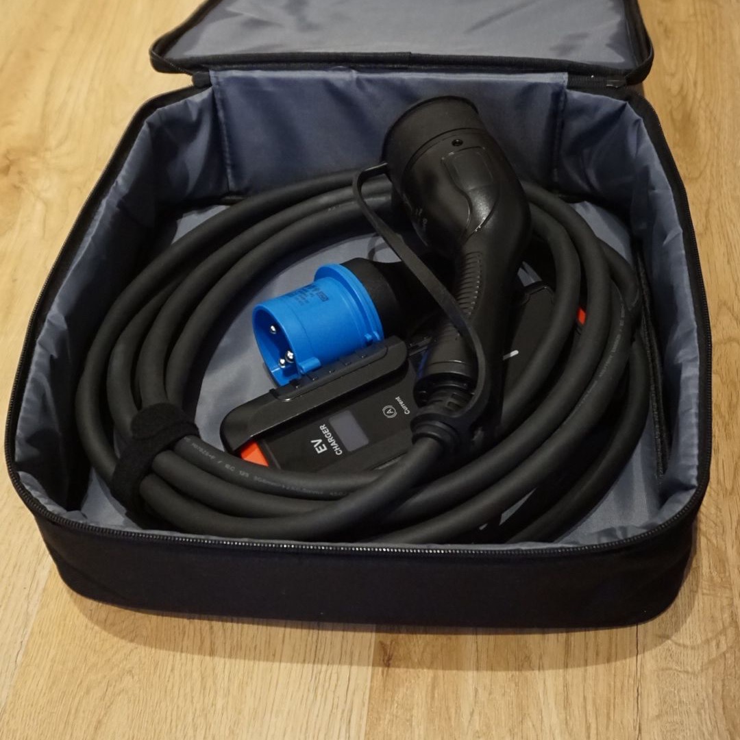 Cargador portátil Alectra guardado en el bolso de transporte incluido