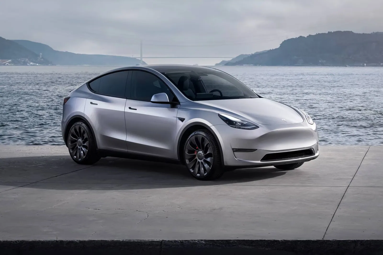 Tesla Model Y junto al agua.